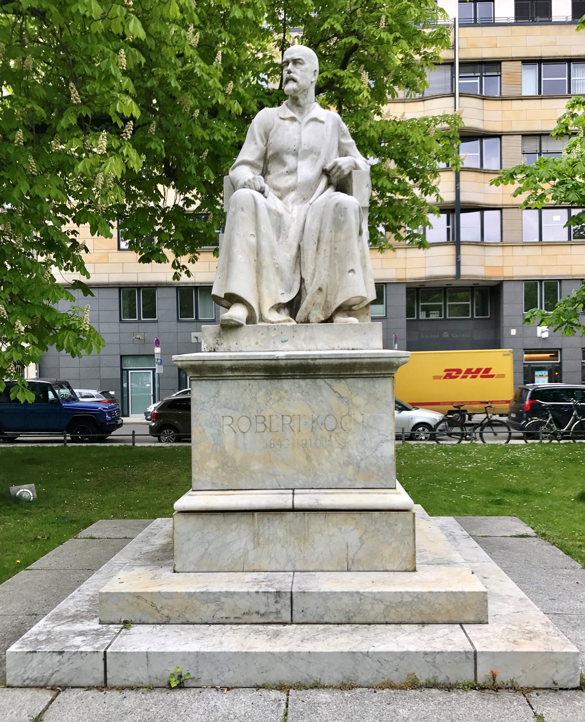 Robert Koch monument, Berlin (1).jpg